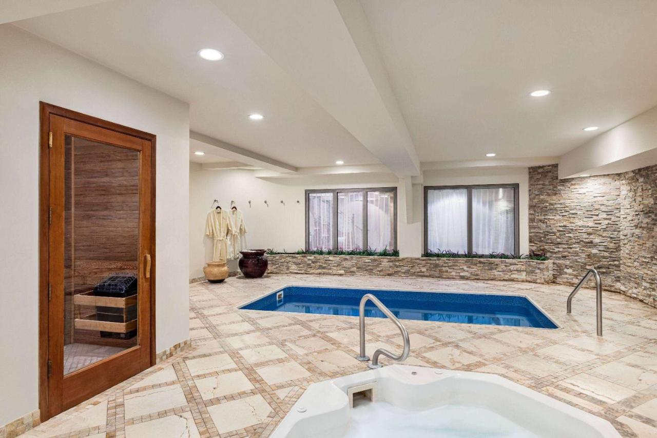 Viana Hotel And Spa, Trademark Collection By Wyndham Westbury Exteriér fotografie